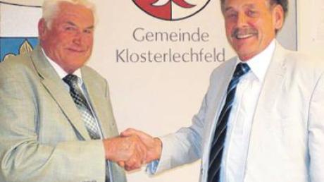 Emil Mayr gratuliert Peter Schweiger im Namen des Gemeinderats.  