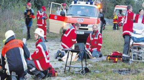 Das Rote Kreuz ist bei dieser Übung mit einem ehrenamtlichen Großaufgebot im Einsatz. Das Unglücksszenario stellt Jugendliche dar, die durch einen Schuss Spiritus in den Grill schwer verletzt wurden.   