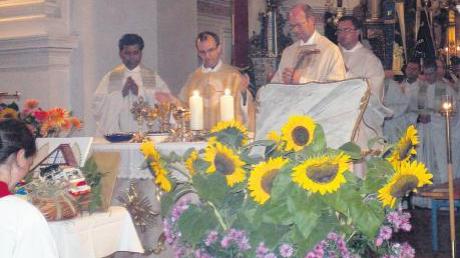 Der Bobinger Dekan Thomas Rauch (Dritter von links) übernahm die feierliche Amtseinführung des neuen Lechfeld-Pfarrers Thomas Demel (Zweiter von links). 