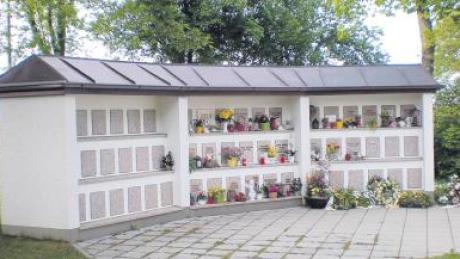 Die bestehende Urnenmauer am Klosterlechfelder Friedhof soll erweitert werden.  