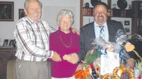 Sind seit 60 Jahren verheiratet: Karl und Barbara Berg. Zum Jubiläum hat auch Untermeitingens Bürgermeister Georg Klaußner (rechts) gratuliert.  