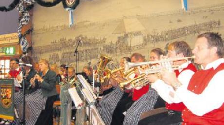 Die Musikkapelle des Musikvereins Klosterlechfeld während ihres Auftritts auf dem Oktoberfest.  