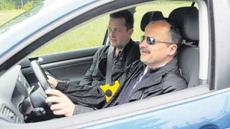 Fahrlehrer Michael Himsl ermöglicht mit seinen Anweisungen dem blinden Peter Prohl, das Auto sicher zu steuern.  
