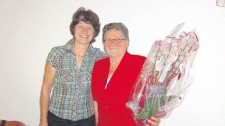 Maria Frommel (l.) dankt Gemma Rohrmeir, die 25 Jahre lang Vorsitzende der Frauengruppe Hiltenfingen war.  