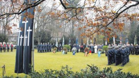 Die gemeinsame Gedenkfeier der Landkreis Augsburg und Landsberg zum Volkstrauertag fand gestern Nachmittag wieder auf dem Soldatenfriedhof Schwabstadl statt. 