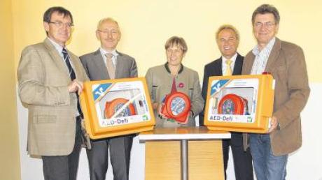 Die Raiffeisenbank Singoldtal hat drei neue Defibrillatoren. Darüber freuen sich (von links) Bürgermeister Konrad Dobler, Bankvorstand Friedrich Zehn, Bürgermeisterin Christine Weinmüller, Bankvorstand Werner Guldner und Bürgermeister Wilhelm Böhm.  