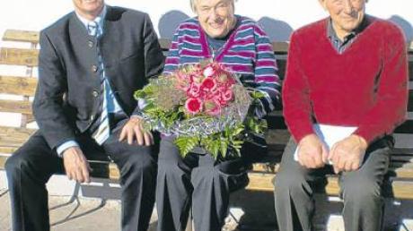 Führen seit 60 Jahren eine glückliche Ehe: Anna und Johann Zech. Zu ihrer Diamantenen Hochzeit hat auch Langerringens Bürgermeister Konrad Dobler gratuliert (links). 
