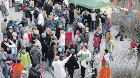 Der Klosterlechfelder Adventsmarkt beim Franziskanerplatz am ersten Adventssonntag lockt jedes Jahr viele Besucher aus nah und fern an.  