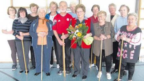 Die BRK Seniorengymnastikgruppe mit ihrer Übungsleiterin Gertrud Schäffler (vorne Mitte, mit Blumenstrauß) feierte 15-jähriges Bestehen. 