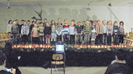 Die Weihnachtsfeier der Grundschule Klosterlechfeld wurde von dem Thema Licht und Wärme bestimmt.   