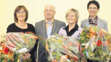 Bürgermeister Franz Schäfer hat in der Jahresschlusssitzung des Kleinaitinger Gemeinderats Christa Schaumann, Ursula Friedrich und Marlene Wagner (von links) für langjähriges Engagement geehrt.  