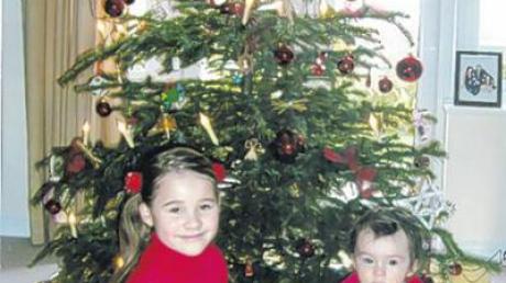 Emily und Jill vor dem Weihnachtsbaum. Damals war die Familie noch in Oxford.