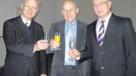 Pfarrer Hermann Danner, Kirchenpfleger Wilfried Bravi und Bürgermeister Robert Wippel (von links) stoßen beim Scherstetter Neujahrsempfang in Konradshofen auf das neue Jahr an.  