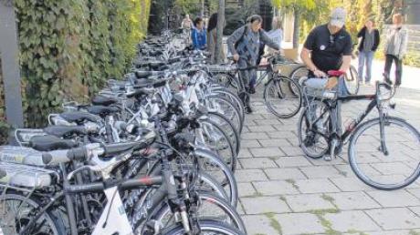 Zwei Typen von E-Bikes sind in Königsbrunn zum Verleih stationiert: Stadträder mit tiefem Einstieg und sportliche Mountainbikes. 2012 will sich das Mehrgenerationenhaus an weiteren Mobilitäts-Angeboten beteiligen. 