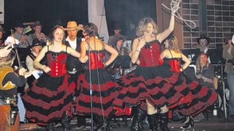 Hübsche Showgirls ließen die Tanzbeine fliegen und verdrehten den Cowboys die Köpfe.   