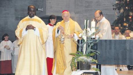 Von Bischof Dr. Dr. Anton Losinger (Mitte) wurde Frater Alcide Kragbe gestern im Beisein von rund 600 Gläubigen in der Kirche „Zur Göttlichen Vorsehung“ zum Diakon geweiht. 