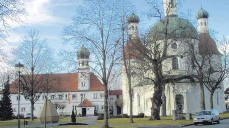 Die Wahrzeichen von Klosterlechfeld: das Franziskanerkloster und die Wallfahrtskirche Maria Hilf. Im Hinblick auf den Ortskern sollten nun „alle Anstrengungen gebündelt werden“, damit auch das Kloster saniert werden kann. 