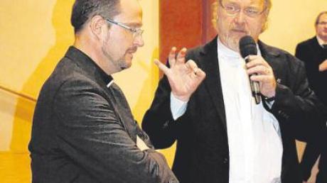 Der evangelische Dekan Volker Haug (rechts) und Pfarrer Bernd Weidner beim Neujahrsempfang der katholischen Pfarreiengemeinschaft. 