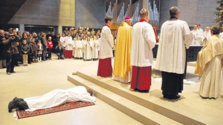 Nach der Weihe legte sich Frater Alcide Kragbe vor dem Altar auf einen Teppich, während die Gläubigen die Heiligen um Unterstützung anriefen. 