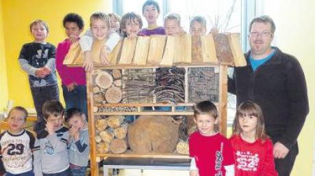 Unter der Anleitung von Thomas Tabbert haben die Kinder während der Ferienbetreuung im Hort Süd ein „Insektenhotel“ gebaut.   