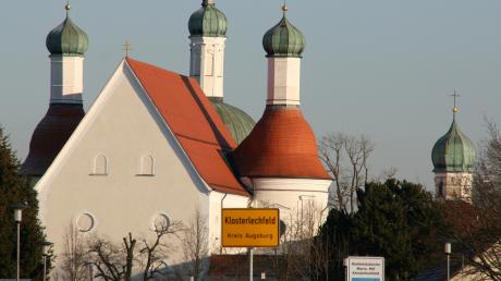 Das Wahrzeichen der Gemeinde Klosterlechfeld ist die mächtige Wallfahrtskirche Maria Hilf.