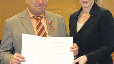 Ewald Bruche mit Staatsministerin Christine Haderthauer, die ihm gestern das Verdienstkreuz der Bundesrepublik verliehen hat.  
