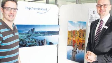Markante Landschaftsbilder stellt der Schwabmünchner Fotograf Stefan Hefele (links) derzeit in der HypoVereinsbank in Königsbrunn aus. Die Aufnahmen aus Schwaben, Australien und Schottland beeindrucken auch Filialdirektor Michael Siedlaczek. 