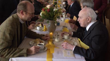 Pfarrer Anton Kiefersauer am Ehrentisch (rechts) freute ich dass Dekan Thomas Rauch sich den ganzen Tag Zeit genommen hat.
