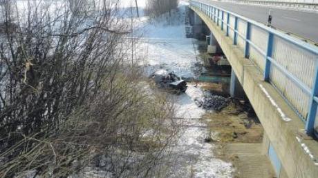 Seitlich stürzte der Jeep (Bildmitte) eines 55-Jährigen in den Schellenbach-Graben bei Ziemetshausen, der von einer Brücke überspannt wird.  