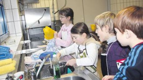 Die Viertklässler der Grundschule Hiltenfingen haben Ende Januar für das Comenius-Projekt gekocht und am Ende auch abgespült.