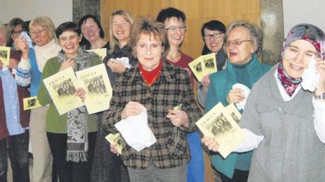 In Anlehnung an das Motto posieren die Organisatorinnen wie auf dem Bild: Unter Tränen lachend und voller Vorfreude auf den Bobinger Frauentag.  