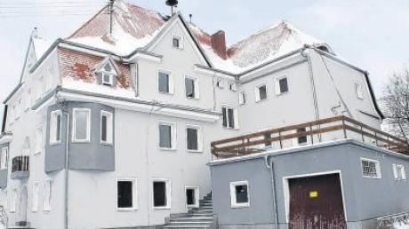 Im ehemaligen Gasthof zur Post in Langenneufnach sollen künftig bis zu 46 Asylbewerber wohnen. Der Gemeinderat stimmte einem Antrag des Gebäudeeigentümers auf Nutzungsänderung zu. 