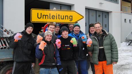Umleitung zum Faschingsumzug nach Wehringen! Die Helfer zeigen schon mal die diesjährigen Faschingszeichen: kleine bunte Quietschies! Foto: Anja Fischer 