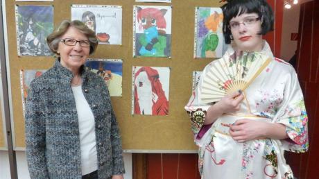 Stephana Straßmeir (links) gefielen nicht nur die kunstvollen Manga-Bilder ihrer Enkelin Sarah, sondern auch deren Geisha-Kostüm.
