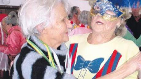 Rund 80 Senioren hatten beim Seniorenfasching in Klosterlechfeld jede Menge Spaß.