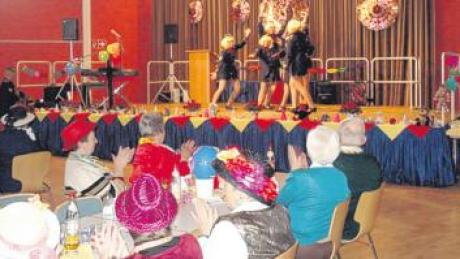 Die Showtanzgruppe der Lecharia trat beim Fasching des Seniorenclubs im evangelischen Gemeindezentrum St. Johannes auf. 