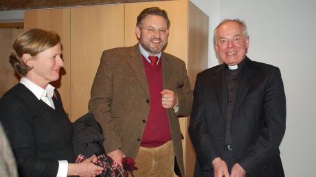 Im persönlichen Gespräch mit ehemaligen Nachbarn aus Bergheim; von links Irmingard und Dr. Nicolau Carsten sowie Weihbischof Dr. Dr. Anton Losinger.