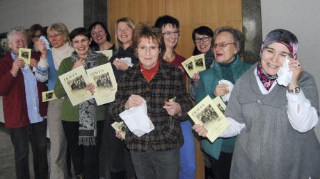 In Anlehnung an das Plakat posieren die Organisatorinnen: Tränen lachend und voller Vorfreude auf den Bobinger Frauentag. Foto: Anja Fischer 