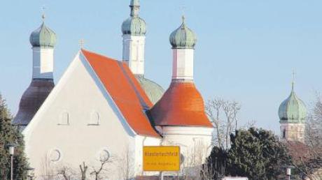 Das Wahrzeichen der Gemeinde Klosterlechfeld ist die mächtige Wallfahrtskirche Maria Hilf. 