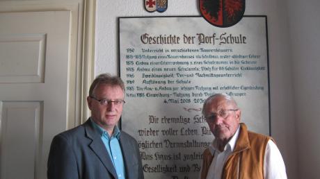 Bürgermeister Robert Wippel (links) und Benedikt Kugelmann bei der Ausstellung in der alten Schule. 