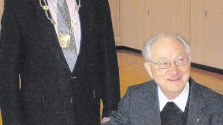 Beim Silversterempfang 2009 trug sich der Geistliche Rat Ludwig Hihler als Erster in das neue Hiltenfinger Goldene Buch ein, hier mit Bürgermeister Kornelius Griebl. 