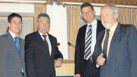 Daniel Ries und Jürgen Thumm sowie Gerhard Wagner (von links) gratulieren Ludwig Müller zu seiner Wiederwahl zum Aufsichtsratsvorsitzenden.   