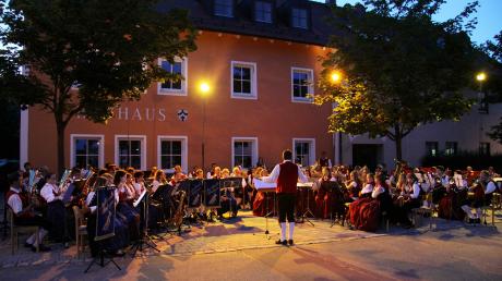 Zum Abschluss des musikalischen Sommerabends spielten die beiden Blaskapellen aus Hiltenfingen (links) und Walkertshofen (rechts) drei Stücke gemeinsam. 