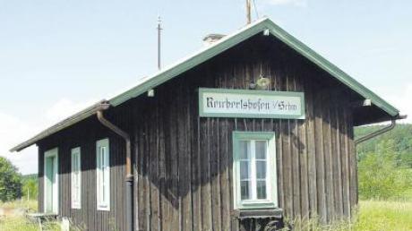 Der Erhalt der ganz aus Holz gebauten Bahnhöfe entlang der Staudenbahnstrecke (hier Reichertshofen) liegt dem Arbeitskreis ÖPNV am Herzen. 
