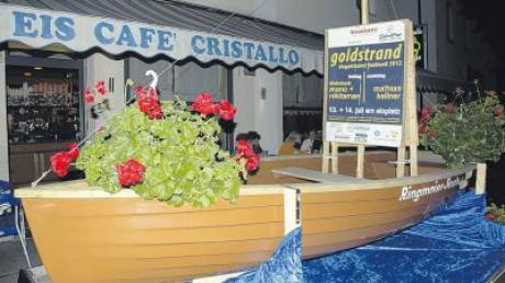 Das Wikingerboot vor dem Café Cristallo wird später in den Kindergarten St. Christopherus umziehen. 