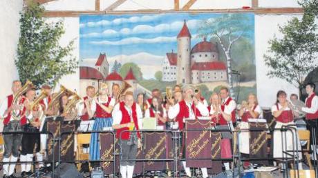 Zum sonntäglichen Frühschoppen sorgten die Schmuttertaler Musikanten aus Mickhausen im voll besetzten Fichtel-Stadel für zünftige Feststimmung. 