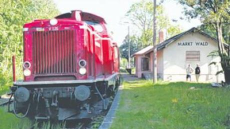 Eine historische Diesellokomotive der Baureihe V100.  