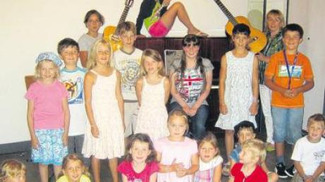 15 Kinder machten im Saal der Dietrich-Bonhoeffer-Kirche beim Kindersingen mit.  