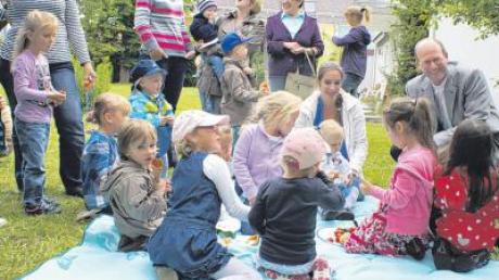 Nach der Segnung der Kinder durften diese gerne noch im Pfarrgarten spielen und picknicken.  
