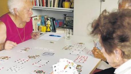 Kann man irgendwo Karten anlegen? Das fragen sich (von links) Gisela Sadlo und Luise Häckel beim Rommé-Spiel. 
